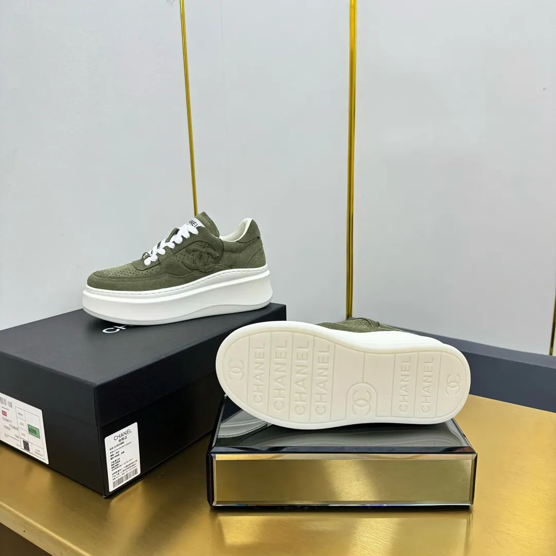 👟👟Ex-factory price 600👟👟 Upgraded version, upgraded version, upgraded version! No rebuttal accepted! ! ! ! Chanel Chanel panda shoes! 2025 counter's top casual sports shoes. This classic design; the upper is electro-embroidered with a variety of techniques; the outsole is fashionable and sporty; the unusual inclusion of a variety of color matching elements... The diversified mix and match is very good-looking and versatile, and can be used for leisure, fashion, sports, and outdoor... ꫛꫀꪝ Go➫ Materials: ❶Upper made of: original imported first-layer silk cowhide + original waterproof cloth + original first-layer cowhide ❷Inner lining: Original Yangli+Net ❸Outsole based on: Original TPU combination outsole Counter boutique packaging complete set for women 35–41 👉 👉